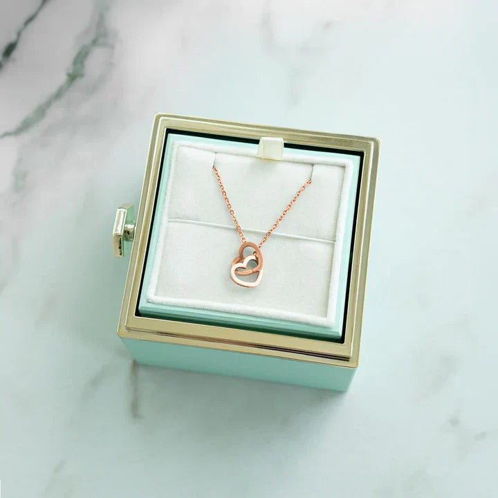 GRAWEROWANY NASZYJNIK WIECZNA RÓŻA W PUDEŁKU